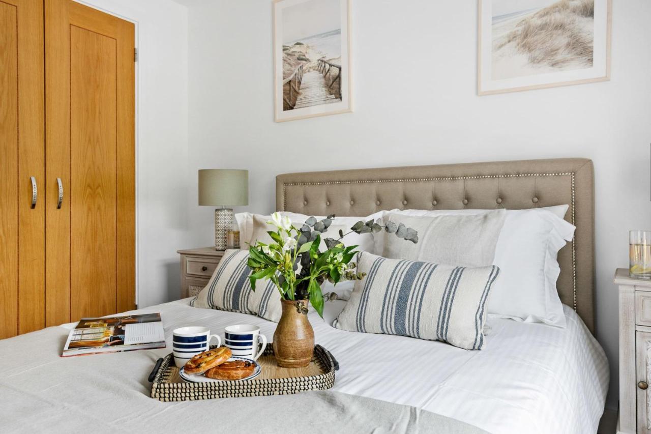 A7 Masts - Striking Beach Bolthole Apartment With Beautiful Sea Views Private Balcony & Parking 托基 外观 照片