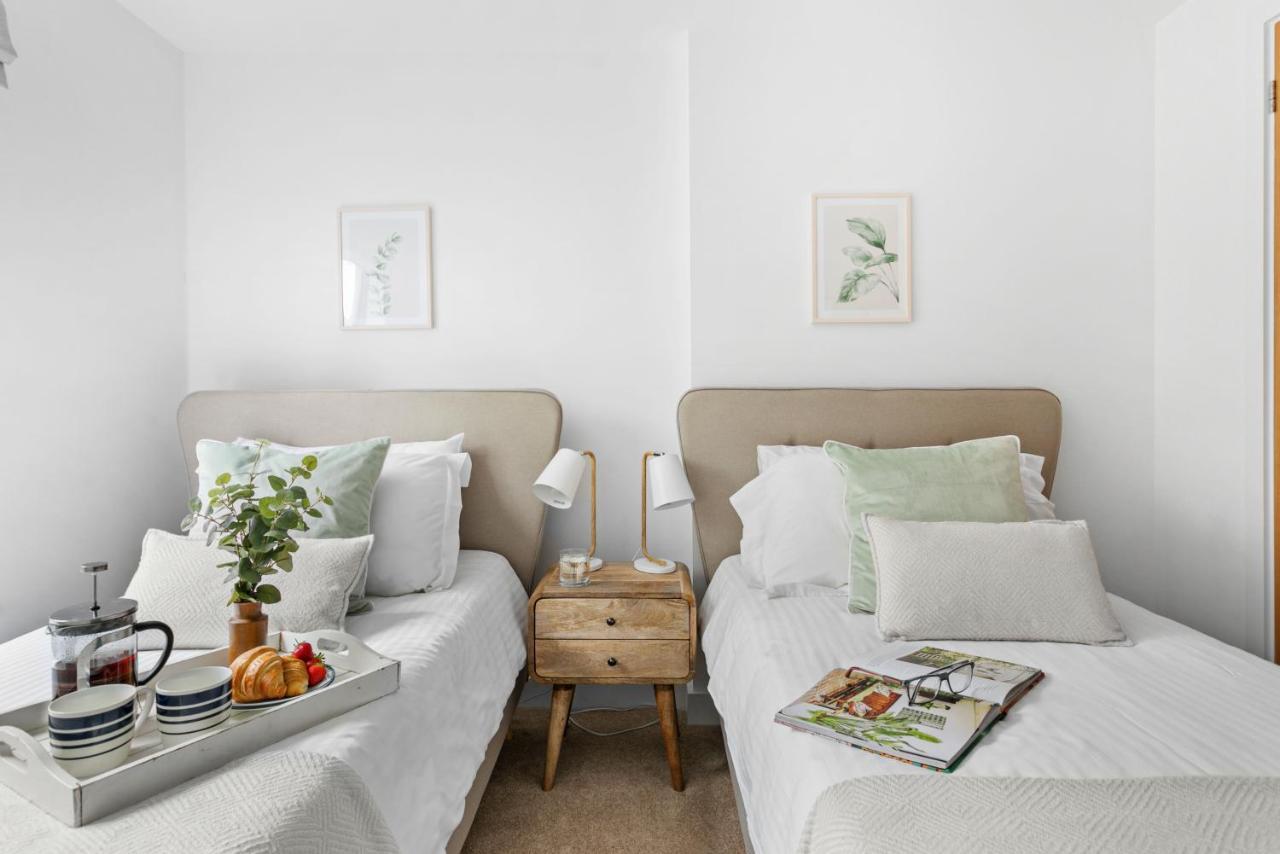 A7 Masts - Striking Beach Bolthole Apartment With Beautiful Sea Views Private Balcony & Parking 托基 外观 照片